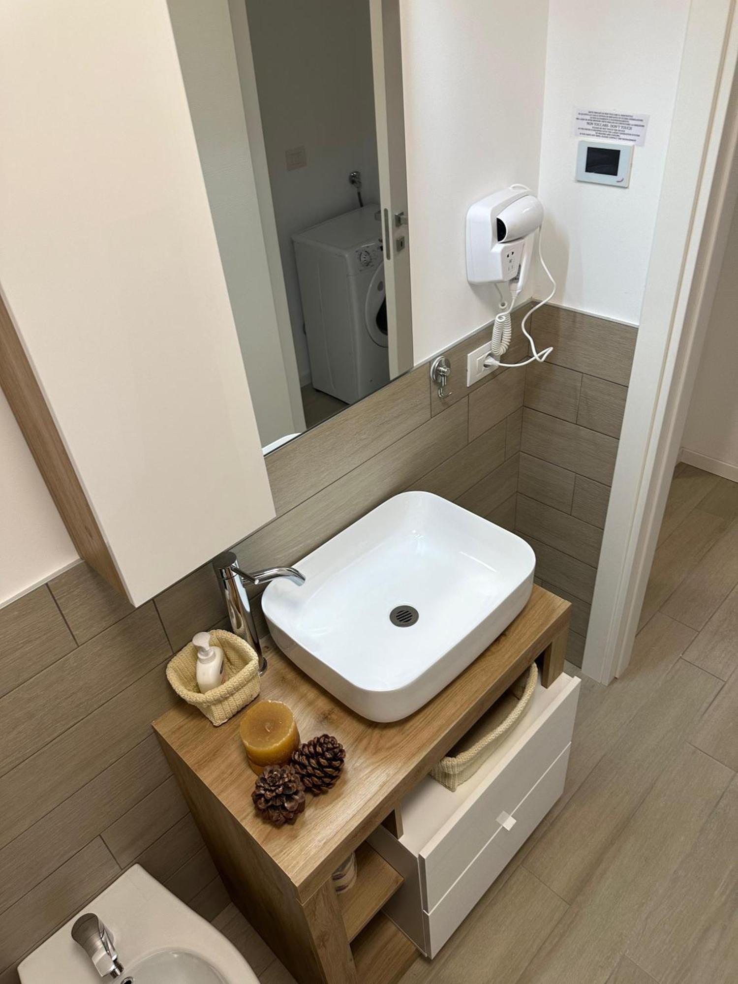Casa Ideale Tim Appartmanti Moderni Vicina Al Centro Lecco Bagian luar foto