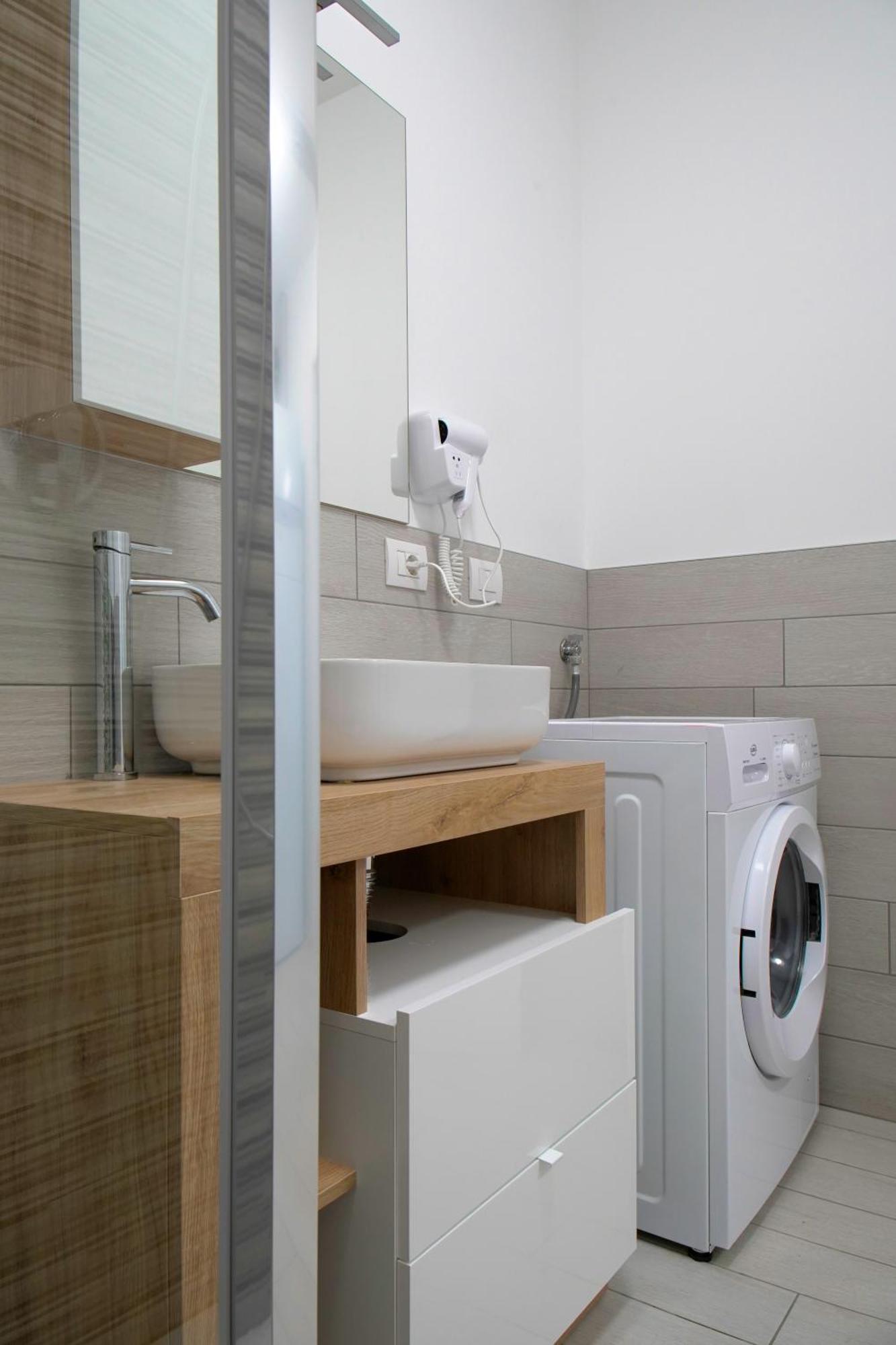 Casa Ideale Tim Appartmanti Moderni Vicina Al Centro Lecco Bagian luar foto